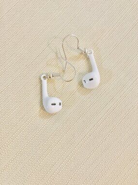 Earphone earrings